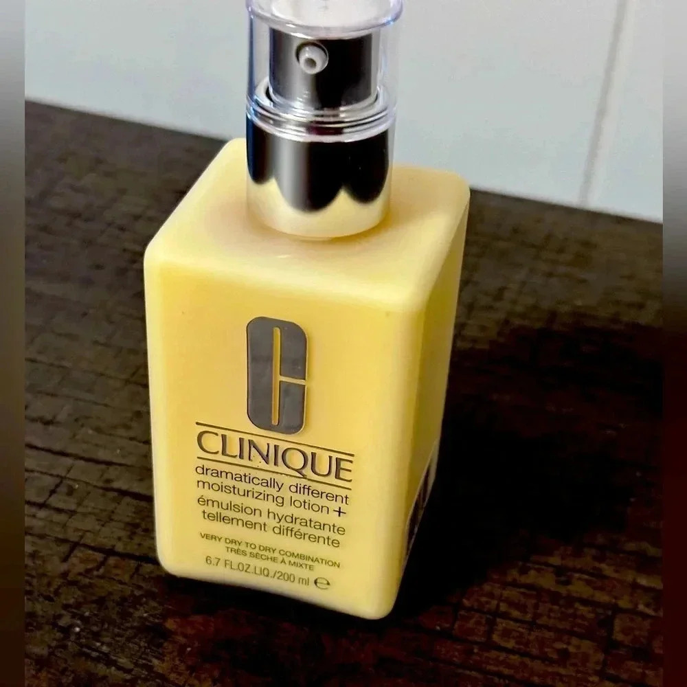 NWT $49 6.7oz Clinique Dramatically Different Moisturizing Face Lotion+Pump - Picture 4 of 9